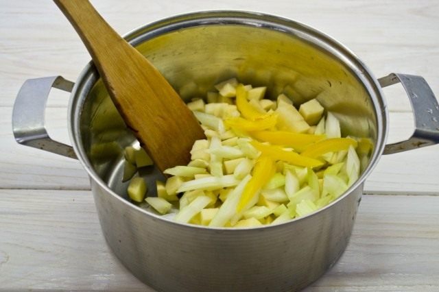 Кладём в кастрюлю картофель, добавляем сельдерей и сладкий болгарский перец Кладём в кастрюлю картофель, добавляем сельдерей и сладкий болгарский перец