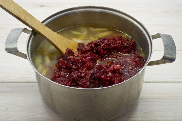 Когда овощи в бульоне сварятся, добавляем свекольную заправку Когда овощи в бульоне сварятся, добавляем свекольную заправку