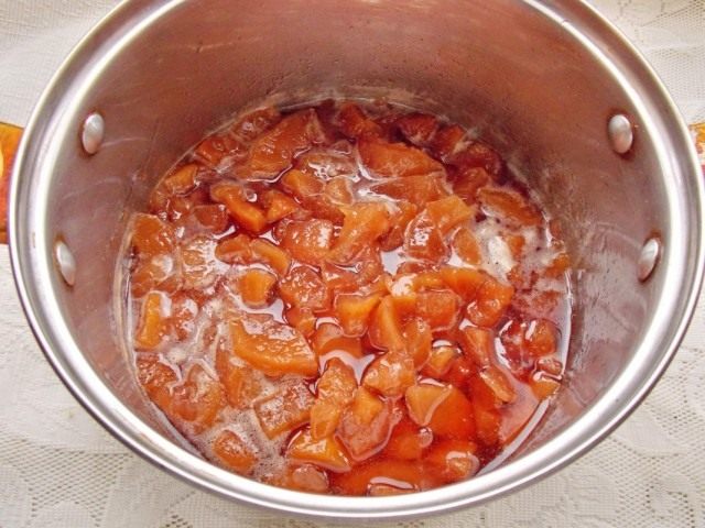 Сироп с цукатами из айвы после 4-го проваривания Сироп с цукатами из айвы после 4-го проваривания