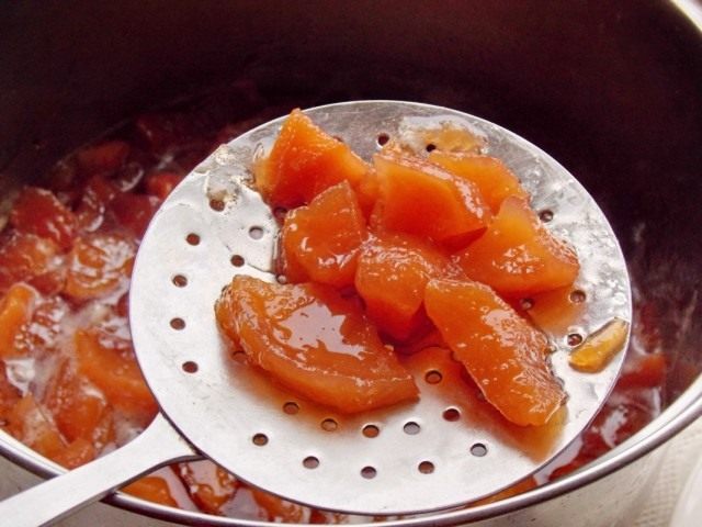Вынимаем кусочки айвы из сиропа Вынимаем кусочки айвы из сиропа