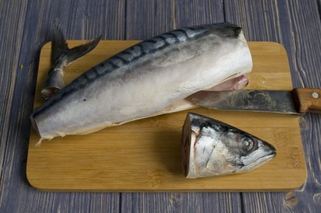 Потрошим и чистим скумбрию Потрошим и чистим скумбрию