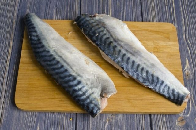 Разрезаем скумбрию и удаляем кости и хребет Разрезаем скумбрию и удаляем кости и хребет