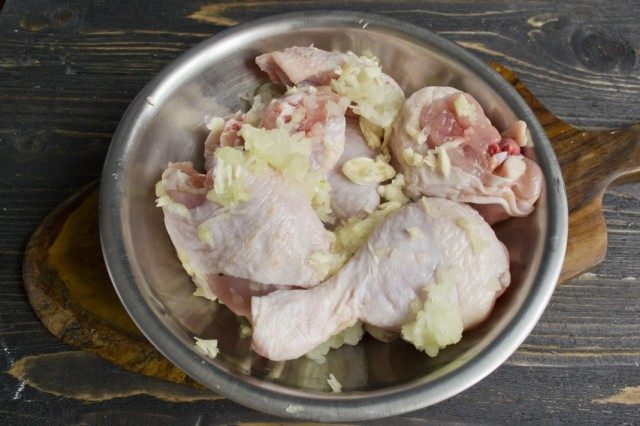Натираем курицу луком и чесноком Натираем курицу луком и чесноком