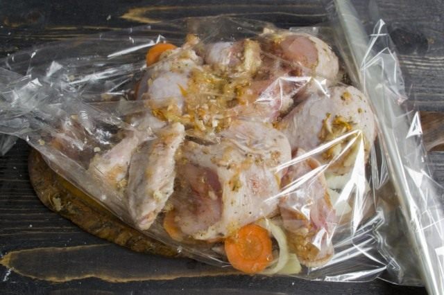 Смазываем маринованную курицу маслом и выкладываем на овощную подушку в рукав для запекания Смазываем маринованную курицу маслом и выкладываем на овощную подушку в рукав для запекания