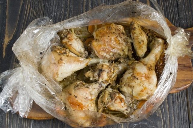 Запекаем курицу на овощной подушке в рукаве Запекаем курицу на овощной подушке в рукаве
