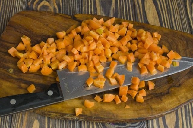 Пассеруем нарезанную кубиками морковь Пассеруем нарезанную кубиками морковь