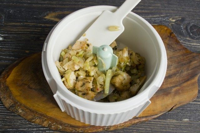 Обжариваем лук, сельдерей и курицу Обжариваем лук, сельдерей и курицу