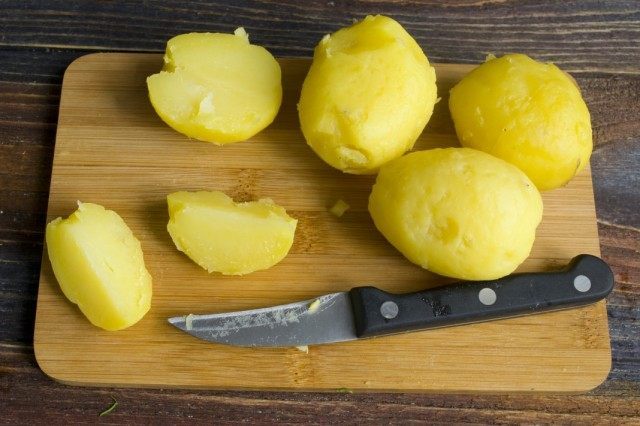Нарезаем отваренный картофель
