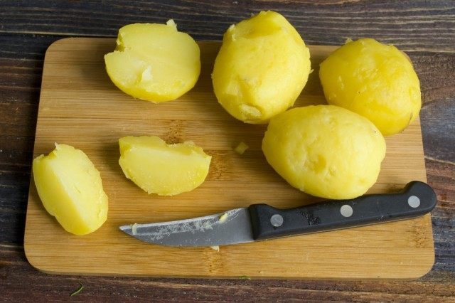 Нарезаем отваренный картофель Нарезаем отваренный картофель