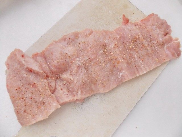 Разрезаем балык, натираем специями Разрезаем балык, натираем специями