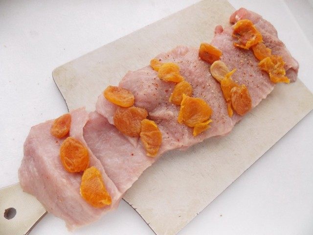 Выкладываем на мясо курагу Выкладываем на мясо курагу