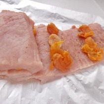 Плотно заворачиваем мясной рулет Плотно заворачиваем мясной рулет