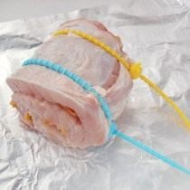 Фиксируем мясной рулет Фиксируем мясной рулет