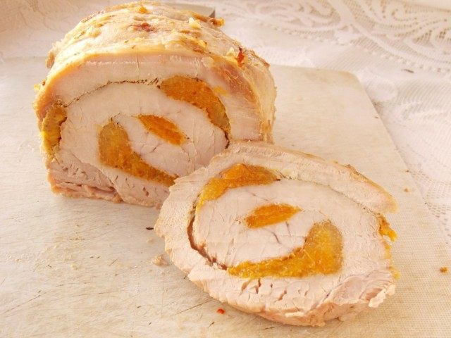 Мясной рулет из свинины с курагой Мясной рулет из свинины с курагой