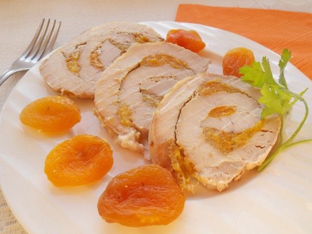 Мясной рулет из свинины с курагой Мясной рулет из свинины с курагой
