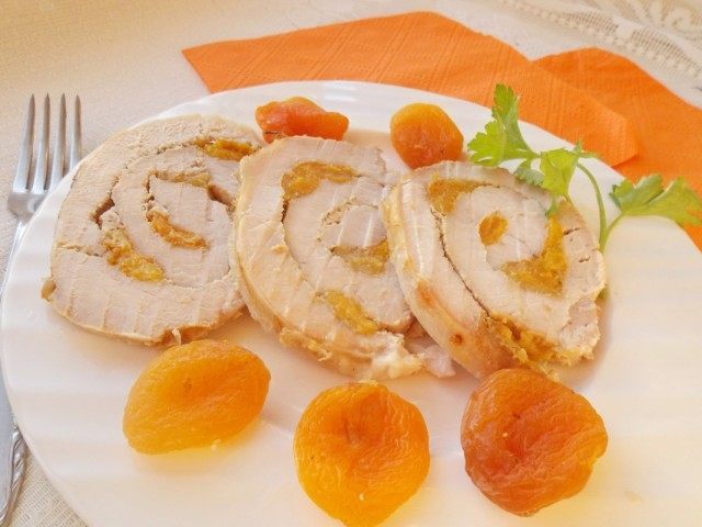 Мясной рулет из свинины с курагой Мясной рулет из свинины с курагой