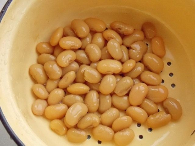 Сливаем фасоль Сливаем фасоль