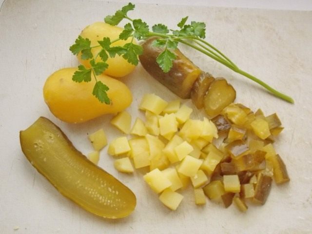 Нарезаем солёные огурцы и отваренный картофель Нарезаем солёные огурцы и отваренный картофель