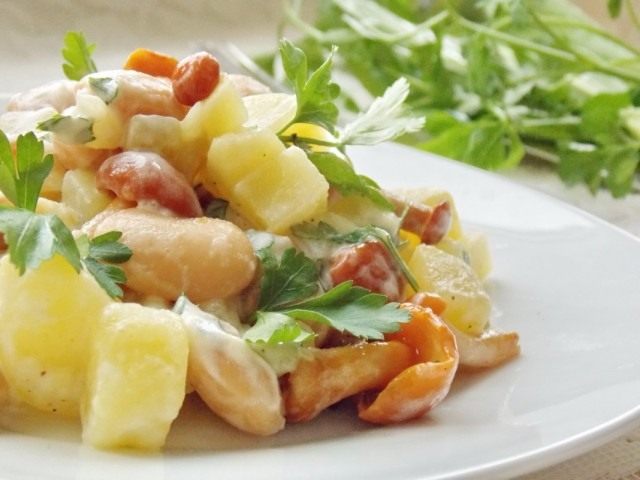 Салат деревенский с маринованными грибами Салат деревенский с маринованными грибами