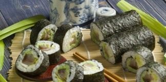 Суши маки с копчёным угрём и луком пореем
