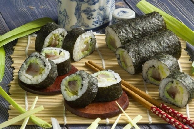 Суши маки с копчёным угрём и луком пореем Суши маки с копчёным угрём и луком пореем
