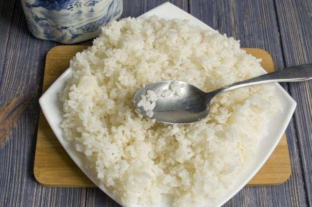 Смешиваем отваренный рис с рассолом Смешиваем отваренный рис с рассолом