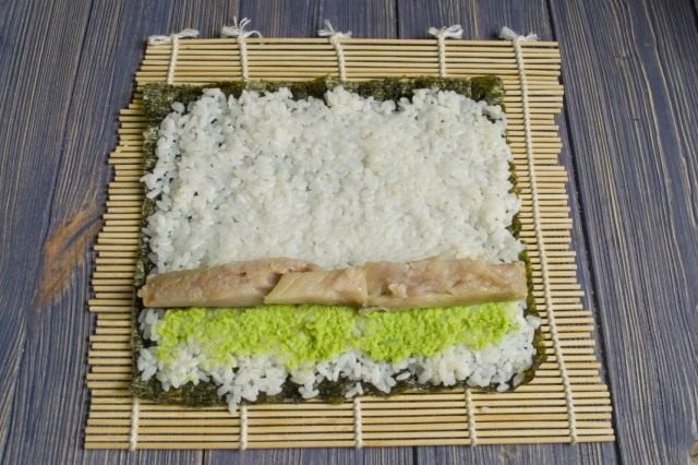 Рядом с васаби выкладываем мясо копчёного угря Рядом с васаби выкладываем мясо копчёного угря