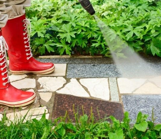 Очистка садовой дорожки мойкой высокого давления