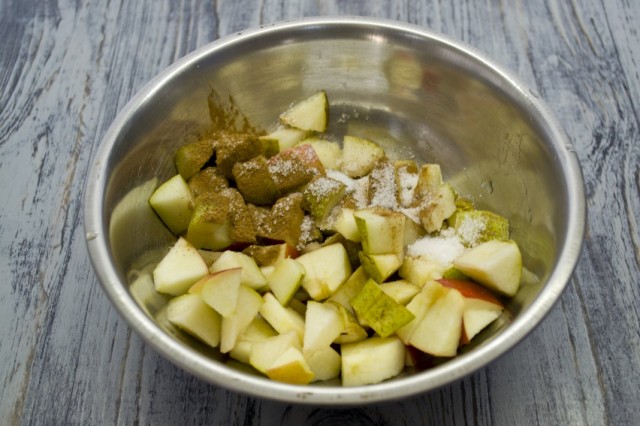 Смешиваем нарезанные яблоки и груши с сахаром и корицей Смешиваем нарезанные яблоки и груши с сахаром и корицей
