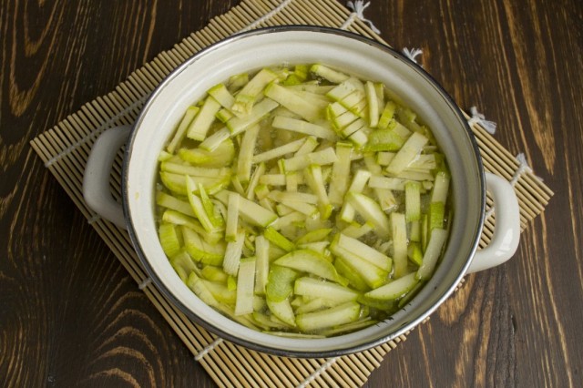 Заливаем овощи куриным бульоном Заливаем овощи куриным бульоном