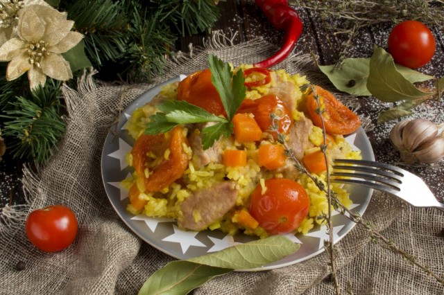 Плов из свинины с курагой и помидорами черри Плов из свинины с курагой и помидорами черри