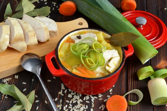 Рисовый суп с куриной грудкой и луком пореем