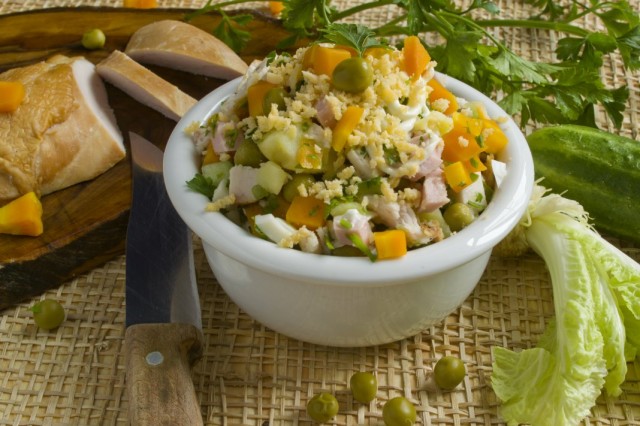 Салат с копченой куриной грудкой и овощами Салат с копченой куриной грудкой и овощами