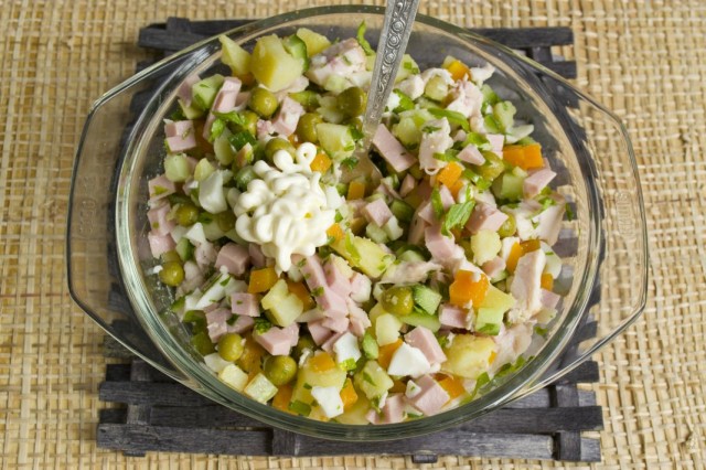 Заправляем салат майонезом, солим и перчим по вкусу Заправляем салат майонезом, солим и перчим по вкусу