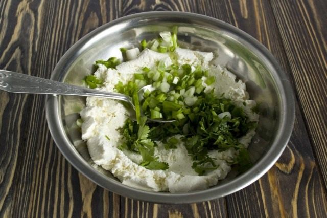 Нарезаем кинзу и зелёный лук Нарезаем кинзу и зелёный лук