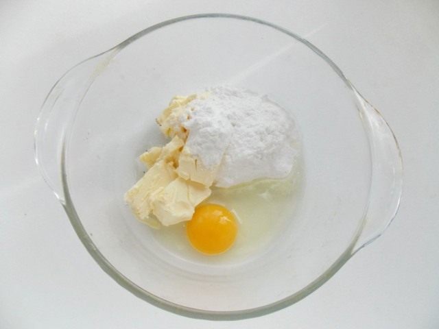 Смешиваем сливочное масло, сахарную пудру и яйцо