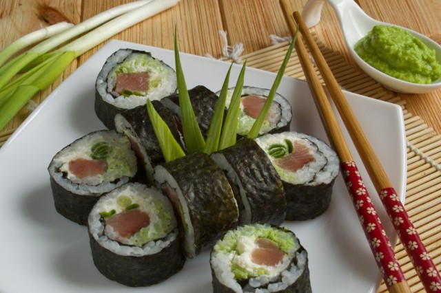 Суши маки с красной рыбой Суши маки с красной рыбой