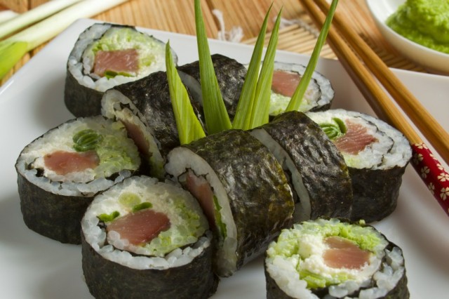 Суши маки с красной рыбой Суши маки с красной рыбой