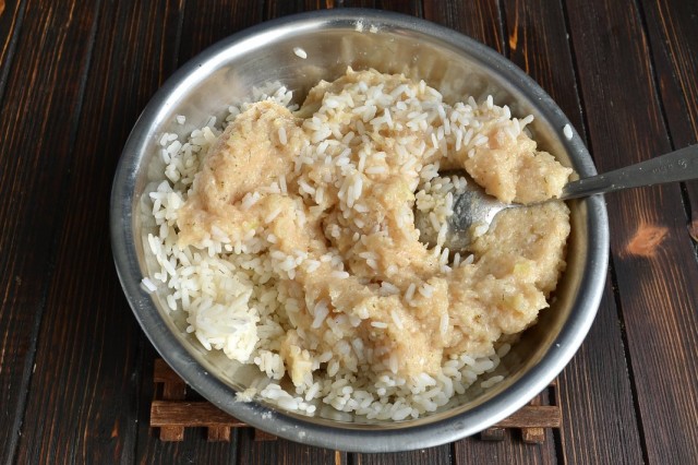 Смешиваем готовый куриный фарш и отваренный рис Смешиваем готовый куриный фарш и отваренный рис