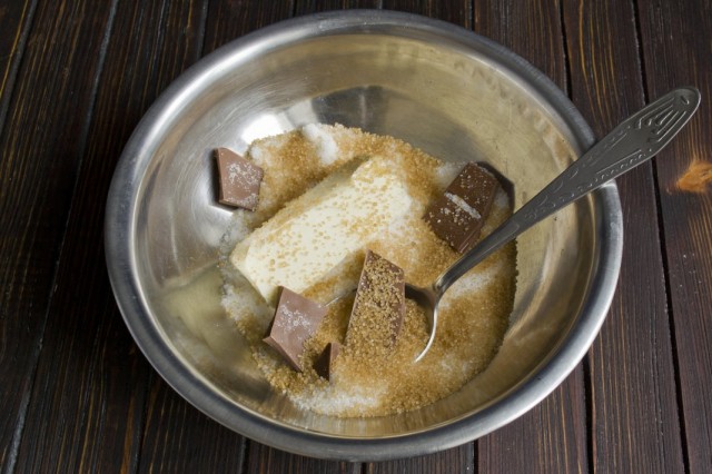 В миску выкладываем тростниковый сахар, сливки и шоколад