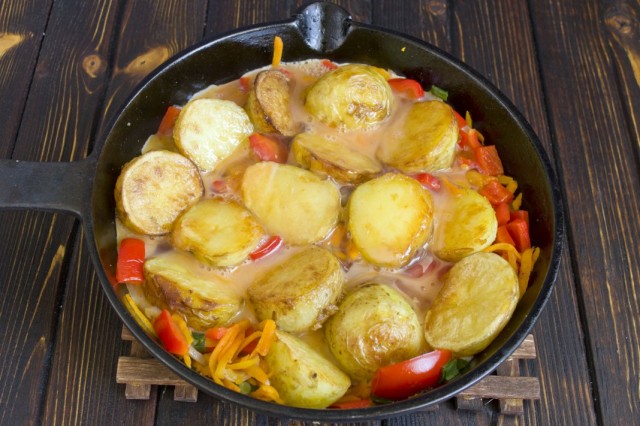 Заливаем овощи яйцом и закрываем крышкой Заливаем овощи яйцом и закрываем крышкой