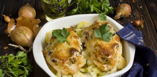 Мясо по-французски из курицы с шампиньонами и картошкой