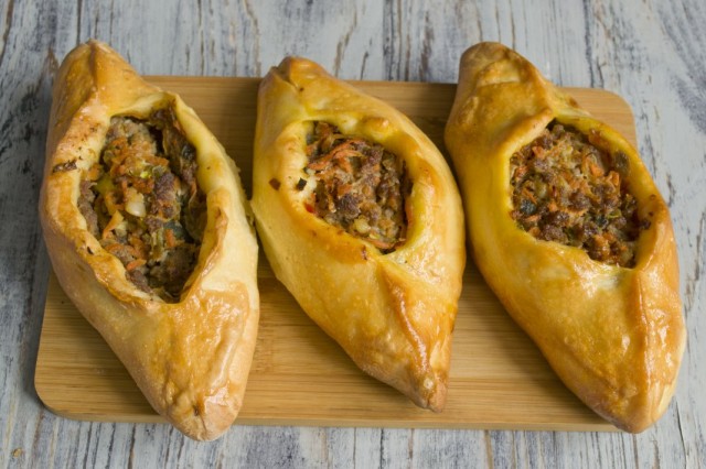 Выпекаем расстегаи с мясом в духовке 15-17 минут Выпекаем расстегаи с мясом в духовке 15-17 минут