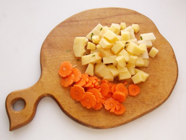Нарезаем картофель и морковь
