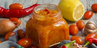 Кисло-сладкий соус из черри с лимоном и чили