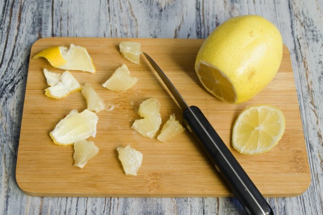 Разбираем и нарезаем лимон и цедру