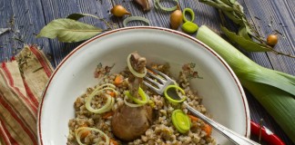 Гречка с курицей в духовке, приготовленная в глиняном горшочке