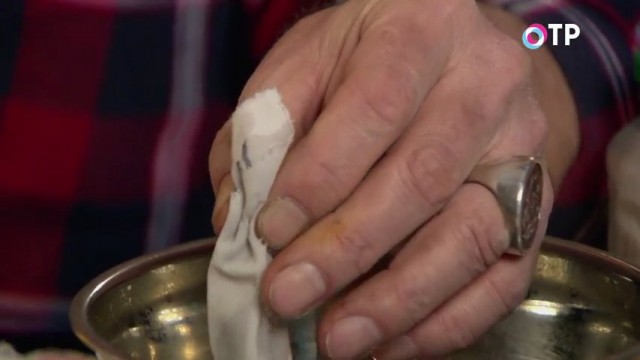 Замачиваем завёрнутые в ткань семена в талой воде Замачиваем завёрнутые в ткань семена в талой воде