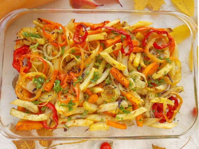 Запекаем картошку с тыквой и овощами в духовке Запекаем картошку с тыквой и овощами в духовке