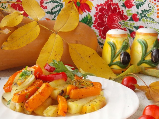 Печёная в духовке картошка с тыквой и овощами Печёная в духовке картошка с тыквой и овощами